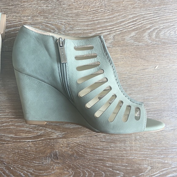 BCBG 3.5 heel wedges - Picture 5 of 9
